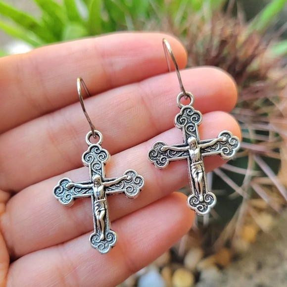 New Pair of Ornate Crucifix Cross Earrings - Picture 6 of 8